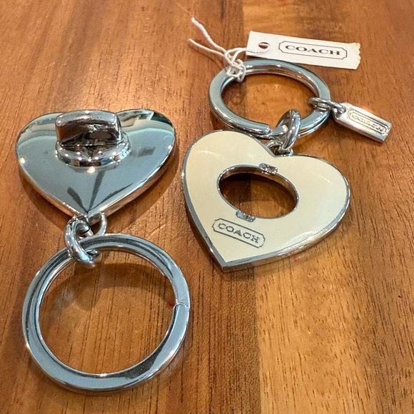 Coach turnlock heart shaped valet fob in silver tone & cream enamel NWT - Picture 8 of 13